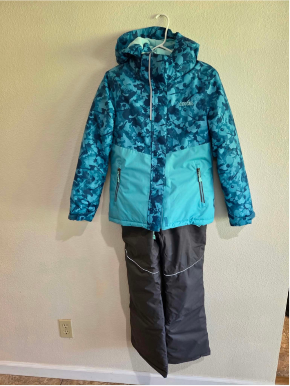 XMTN Kids’ 14 Turquoise Camo Ski Jacket & Convertible Bib Snow Pants Z-3
